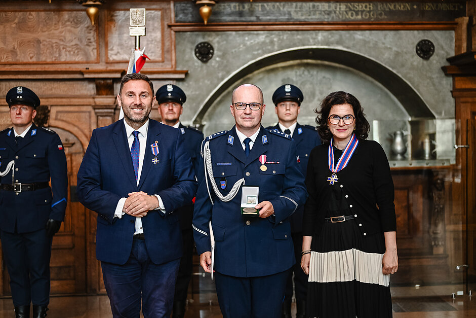 Prezydent Gdańska wręczyła wyróżnienia zasłużonym policjantom, wśród których był m.in. insp. Sylwester Mieszczak. Na zdjęciu wiceprezydent Piotr Borawski, insp. Sylwester Mieszczak, prezydent Aleksandra Dulkiewicz 