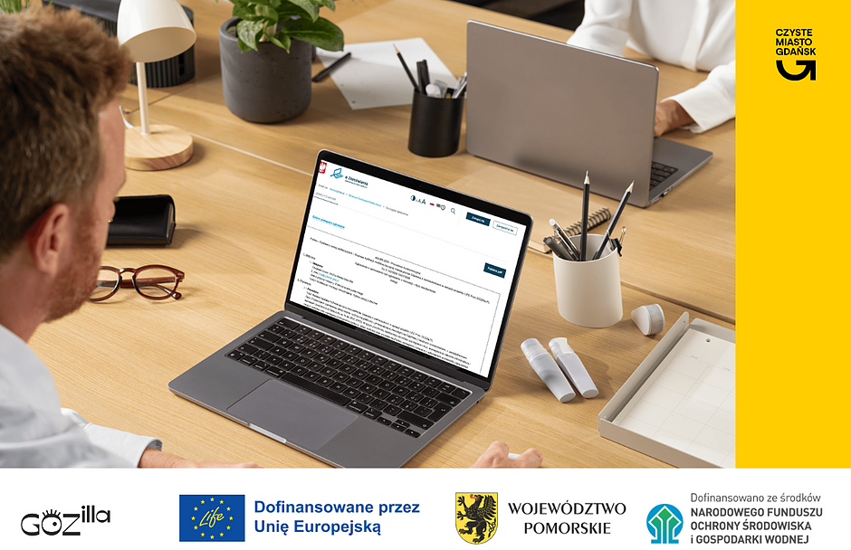 Zdjęcie przedstawia dwójkę pracowników siedzących przy drewnianym biurku w biurze i pracujących na laptopach. Mężczyzna na pierwszym planie przegląda polską stronę internetową z ogłoszeniami zamówień publicznych, na której widoczne jest godło państwowe oraz oficjalne logo „e-Zamówienia”.Grafika zawiera żółte i białe marginesy z logotypami informującymi o unijnym oraz państwowym dofinansowaniu projektu. Wśród oznaczeń widoczne są m.in. logo „Czyste Miasto Gdańsk”, „Gózilla”, „Województwo Pomorskie” oraz Narodowy Fundusz Ochrony Środowiska i Gospodarki Wodnej.
