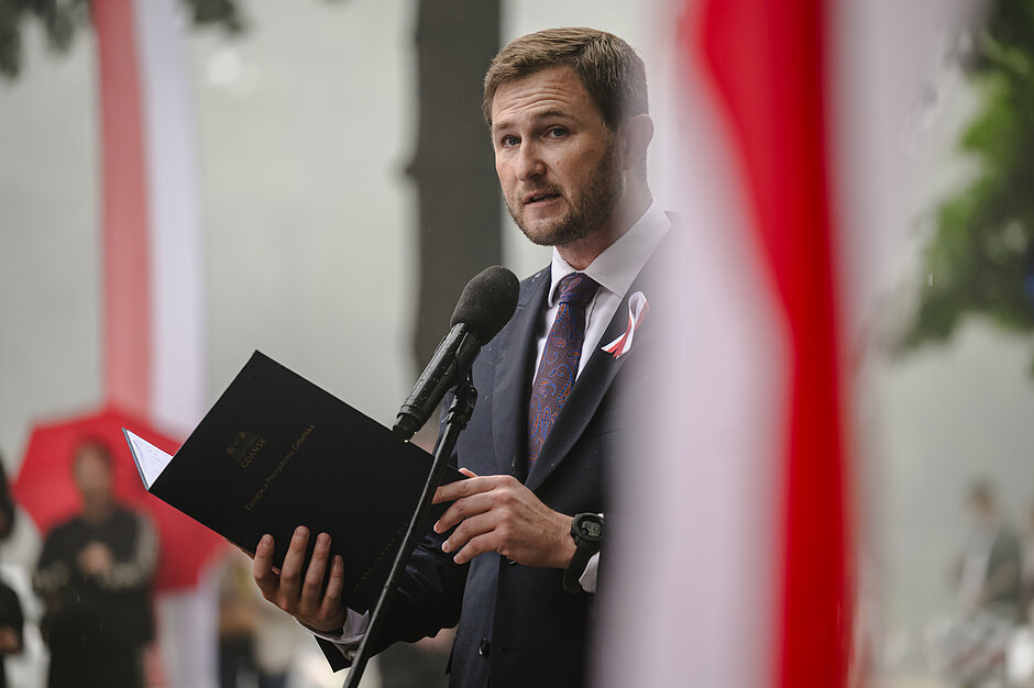 mężczyzna przemawia do mikrofonu