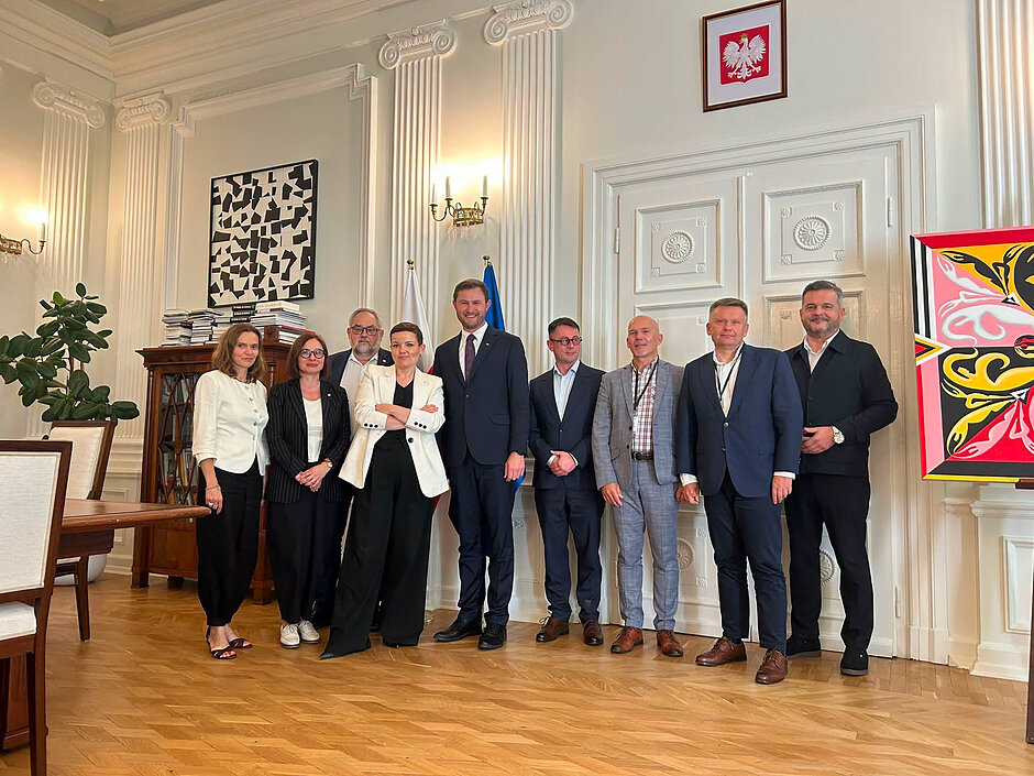 Zdjęcie grupowe w pomieszczeniu ministerstwa
