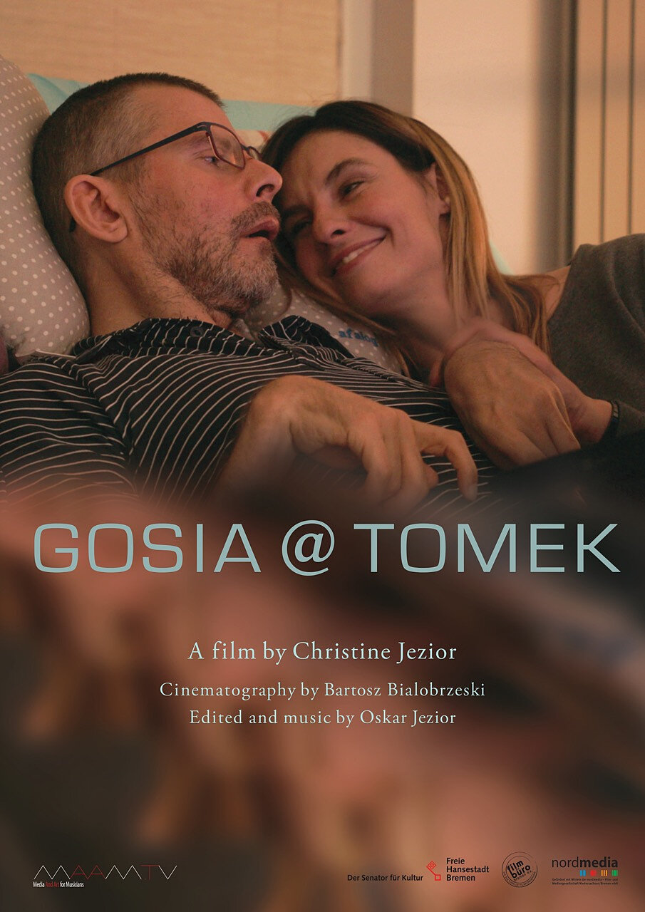 Plakat przedstawia kadr z poruszającego filmu dokumentalnego „Gosia@Tomek” w reżyserii Christine Jezior. Widoczna jest na nim uśmiechnięta para leżąca w łóżku, patrząca na siebie z ogromną czułością i bliskością.