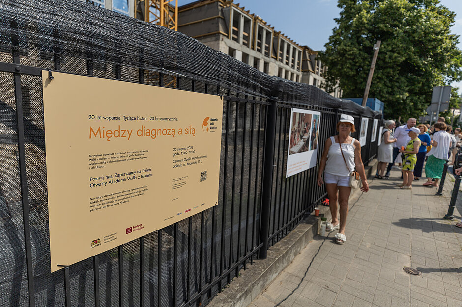 Na płocie wisi wystawa 