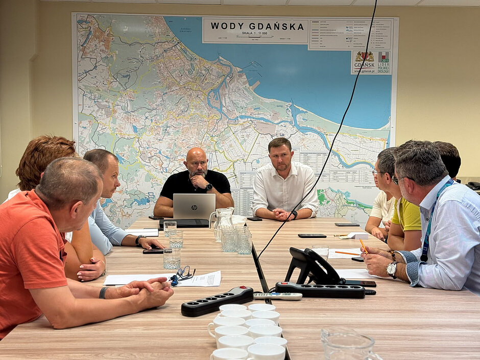 Zespół zarządzania kryzysowego. Na zdjęciu widać obradujących. 