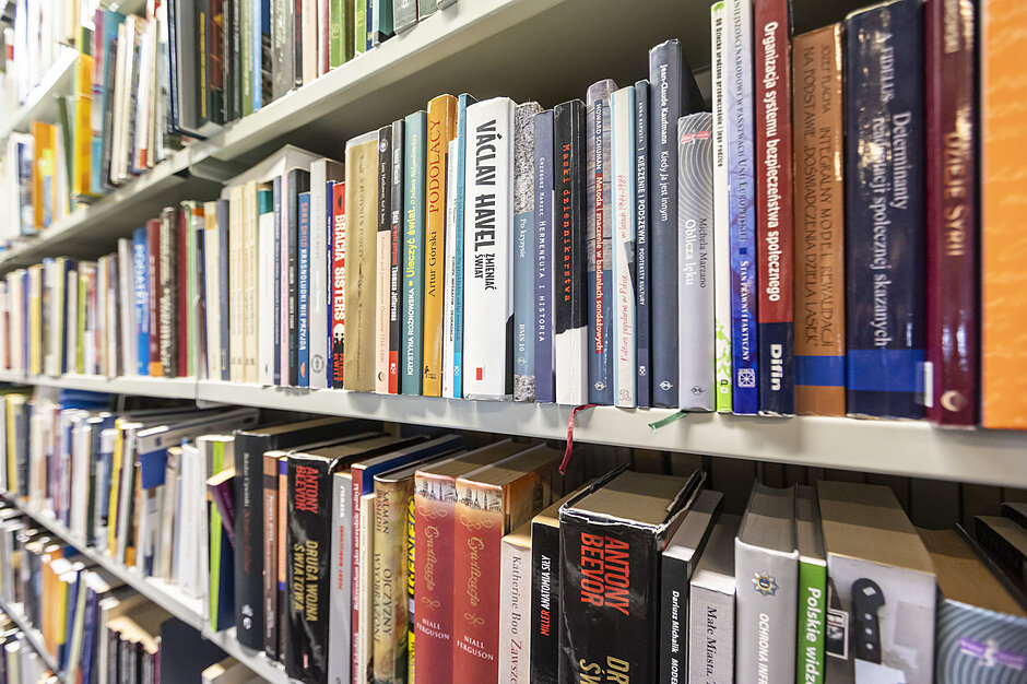 Książki w bibliotece. Zbliżenie na półkę 