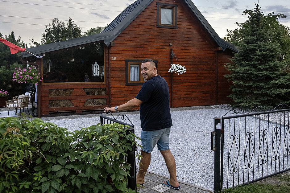 Mężczyzna w bramce wejściowej na działkę ROD.
