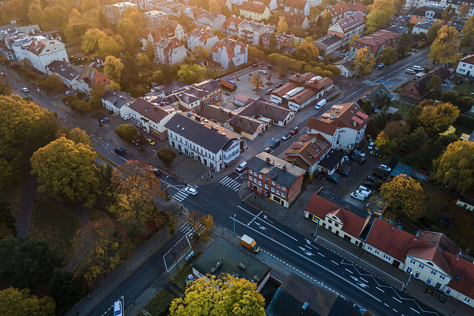 zdjęcie z drona. widać skrzyżowanie ulic i zabudowę kamienic przy obu ulicach