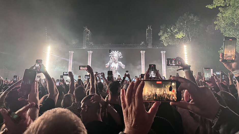 Liczne telefony komórkowe zwrócone na scenę 