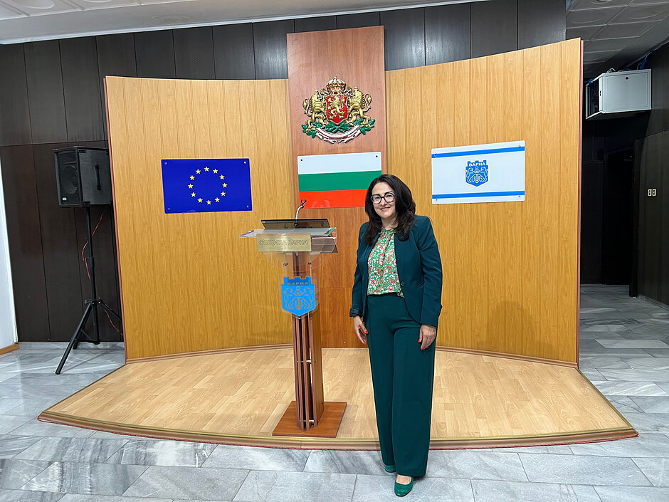 Snezhana Apostolova stoi przy mównicy 