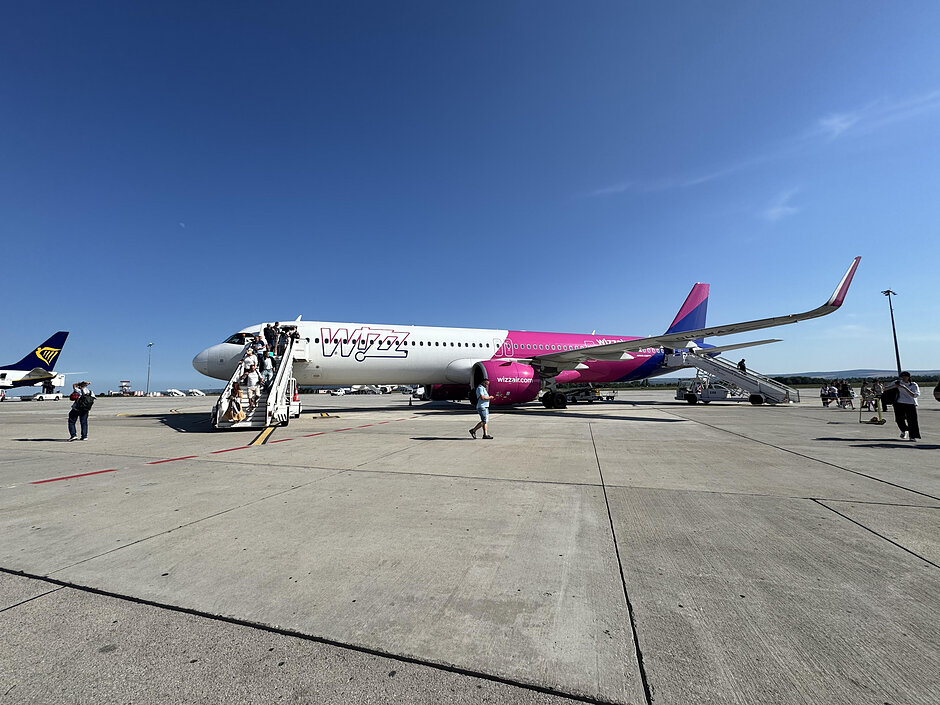 Samolot marki WizzAir na lotnisku