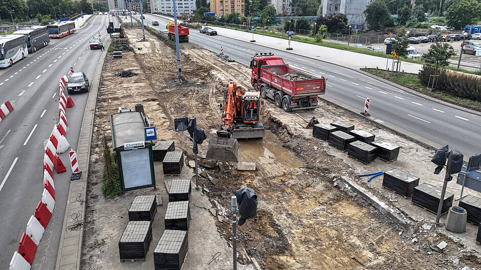 zdjęcie z drona, widać rozkopane torowisko, i materiały budowlane