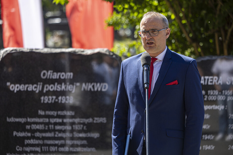 na zdjęciu wicewojewoda emil rojek, w granatowym garniturze, mówi do mikrofonu