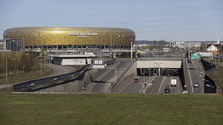 Zdjecie stadionu i tunelu pod Martwą Wisłą 