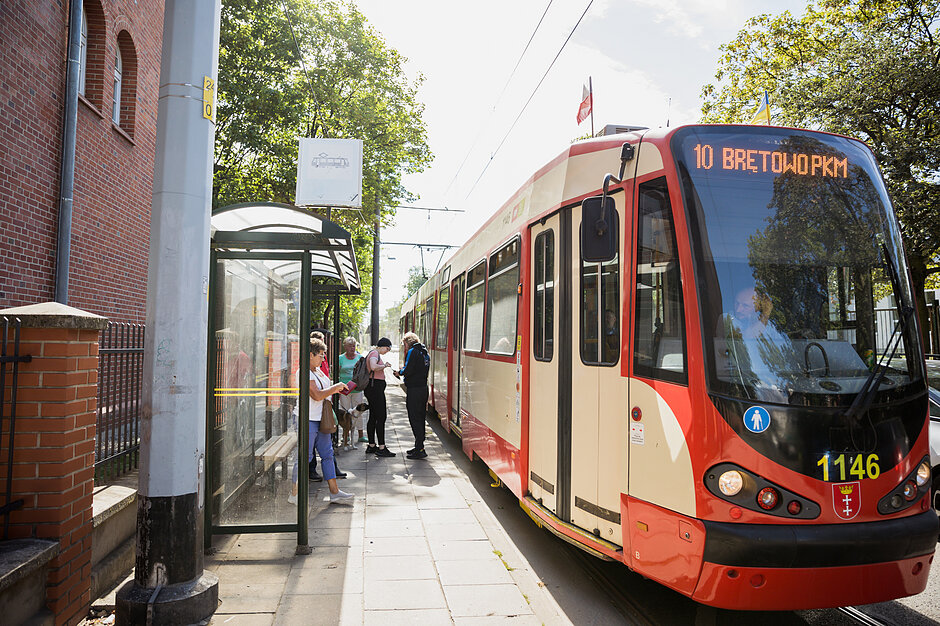 Zdjęcie tramwaju linii 10 na przystanku autobusowym