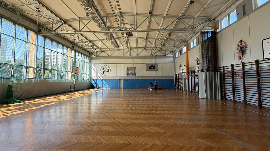 szkolna sala gimnastyczna na zdjęciu