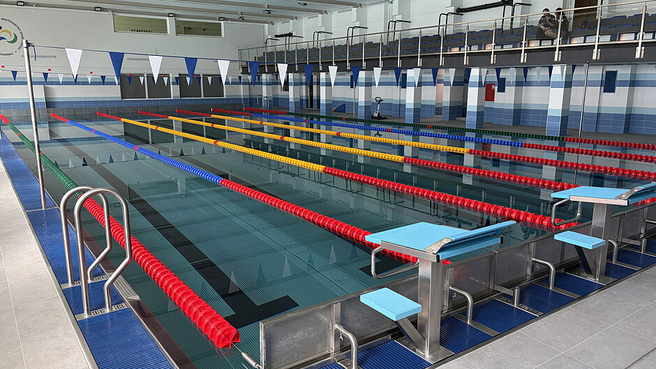 na zdjęciu szkolny basen wypełniony wodą