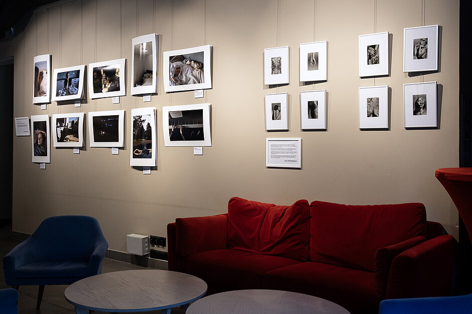 Fotografie na ścianach galerii.