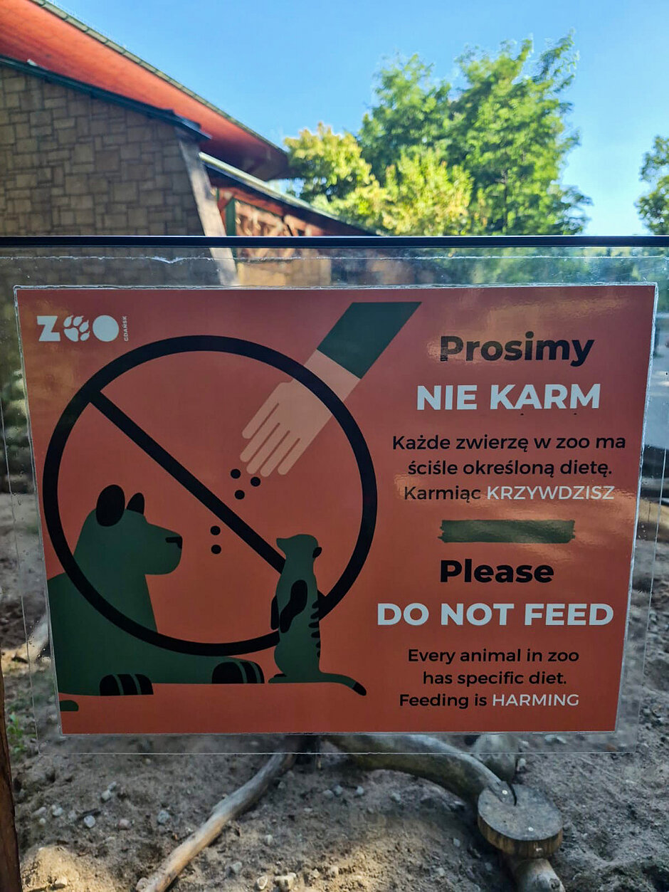 Plakietka z prośbą o nie dokarmianie zwierząt w zoo.
