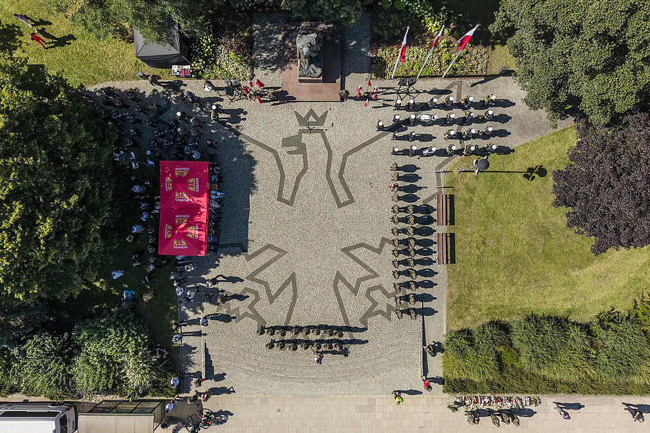 zdjęcie z drona, widać plac na którym ułożono bruk w kształcie orła