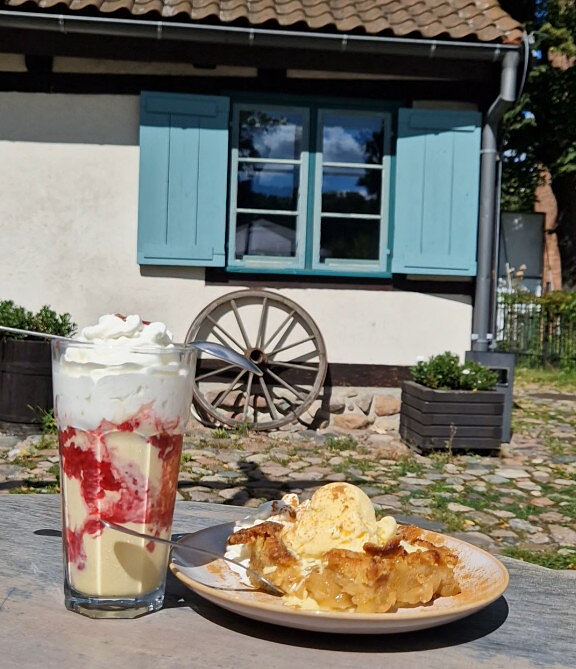 Shake owocowy w szkalnce a obok na talerzyku szarlotka z lodami
