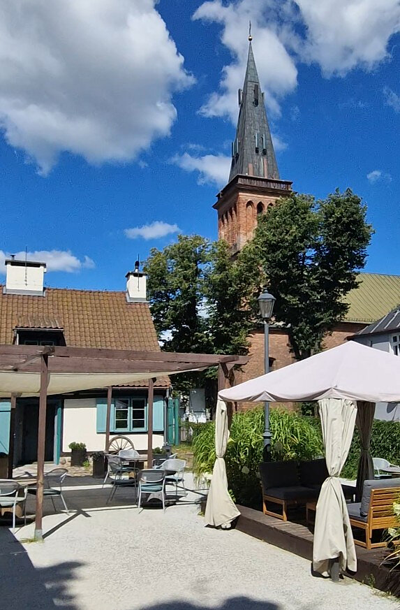 widok na budynek kuźni od strony ogrodu