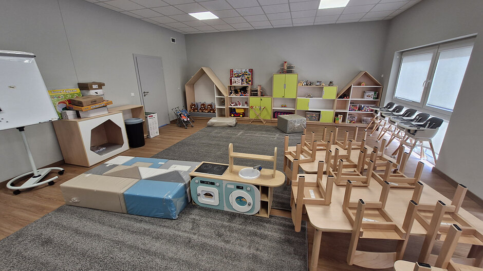 sala zabaw w żłobku, widać zabawki i małe mebelki