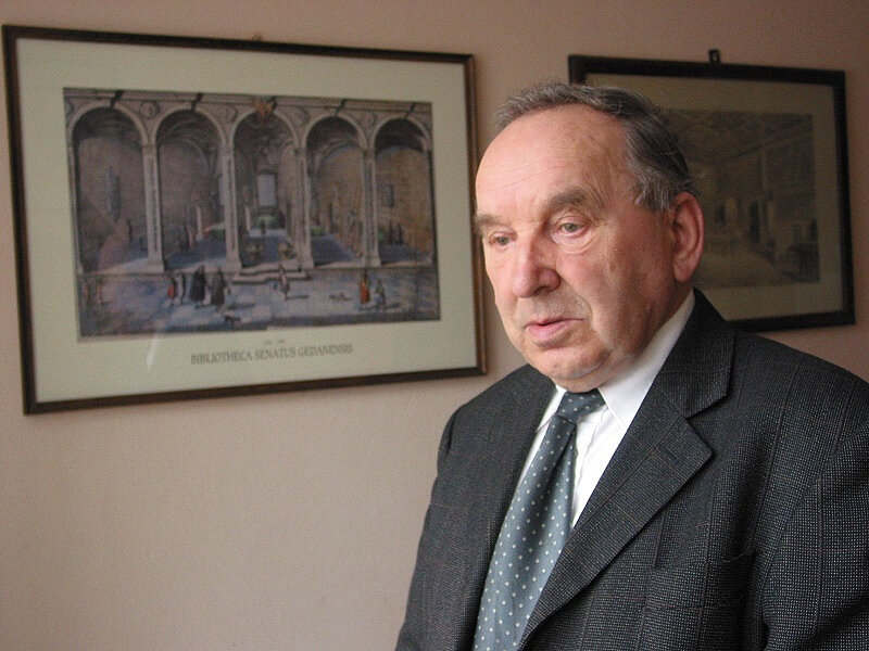 Prof-Zbigniew-Jan-Nowak-w-swojej-Bibliotece-Gdanskiej-PAN-przepracowal-tu-ponad-40-lat-w-latach-1981-1997-byl-jej-dyrektorem
