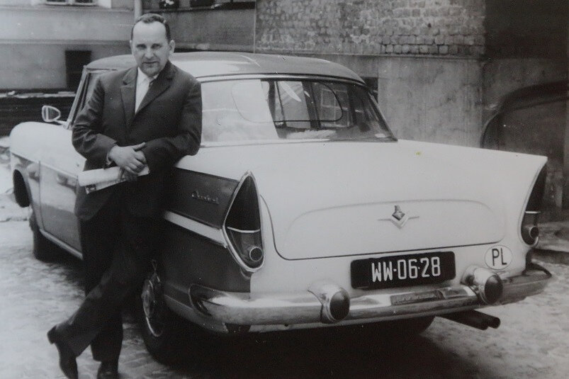 Zbigniew-Nowak-podczas-zjazdu-wychowankow-Domu-Mlodziezy-w-Krzeszowicach-rok-1968-lub-69-Pozuje-na-tle-bajecznego-Moskwicza-wlasnosci-jednego-z-kolegow