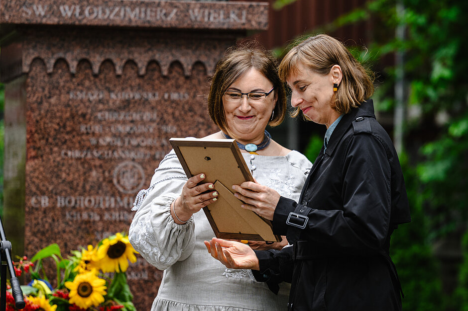 na zdjeciu dwie kobiety w średnim wieku, oglądają dyplom