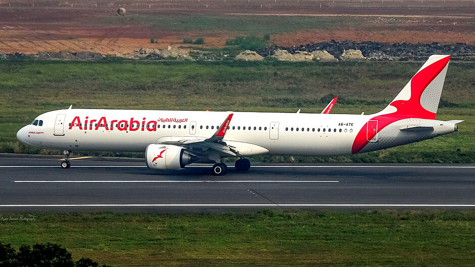 Samolot linii Air Arabia na płycie lotnika.