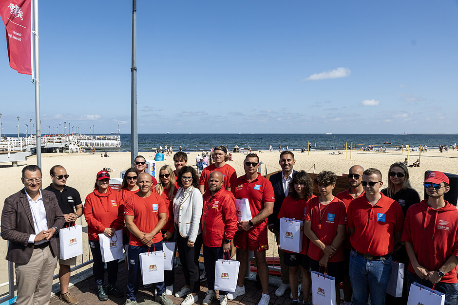 Zdjęcie grupowe około 20 osób - pozują na plaży