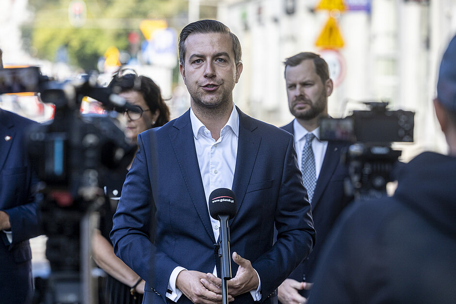 Radny Śpiewak-Dowbór przy mikrofonie, podczas briefingu prasowego
