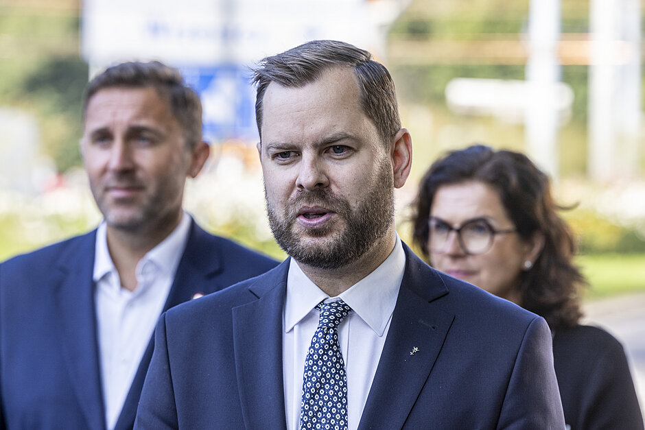 Radny Kieturakis w trakcie konferencji, przy mikrofonie