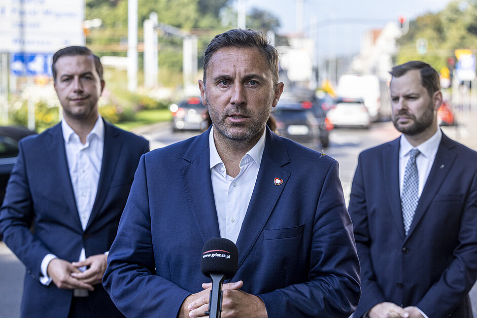 Piotr Borawski przy mikrofonie, w trakcie briefingu prasowego