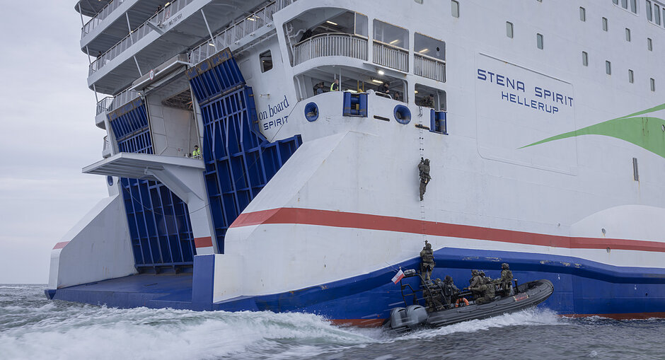 Szkolenie z abordażu: funkcjonariusze WZD wchodzą na pokład Stena Spirit