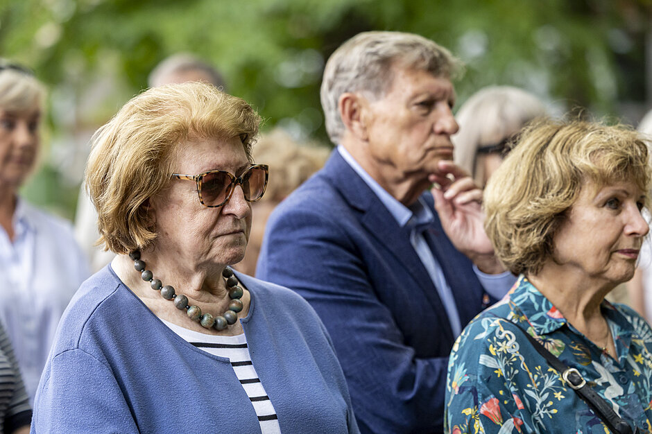 trzy osoby słuchające wypowiedzi