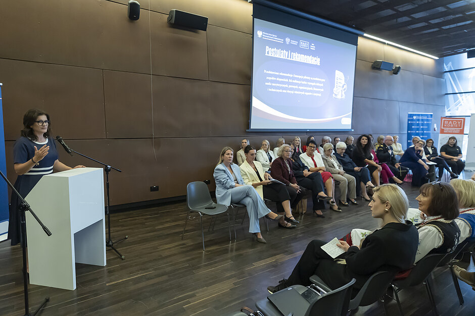 Polska Gotowa 2.0 - Rola Kobiet w Ochronie Ludności i Obronie Cywilnej. Prezydent Gdańska przemawia przy mównicy