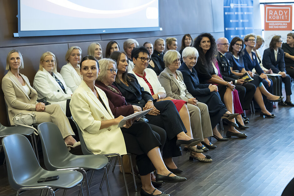 Polska Gotowa 2.0 - Rola Kobiet w Ochronie Ludności i Obronie Cywilnej. Zdjęcie kobiet, które brały udział w wydarzeniu.