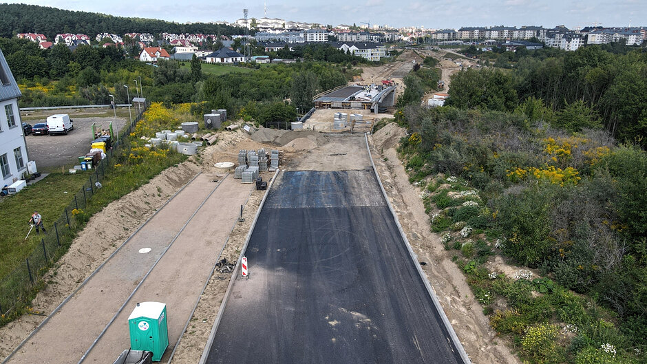zdjęcie z drona, widać nową drogę asfaltową