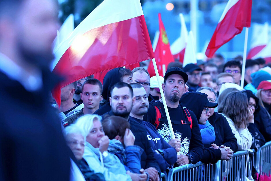 Tłum osób z biało-czerwonymi flagami