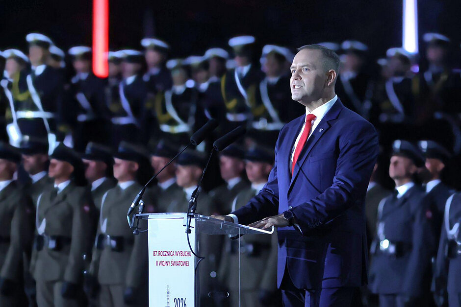 Prezydent Nawrocki przy mównicy