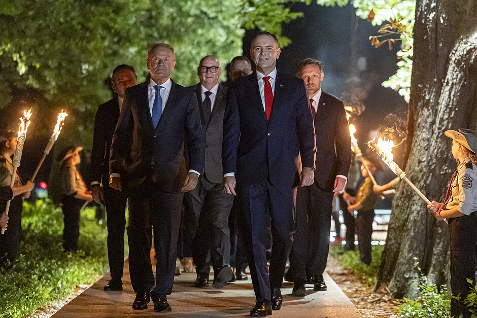 Tusk i Nawrocki idą na czele delegacji 