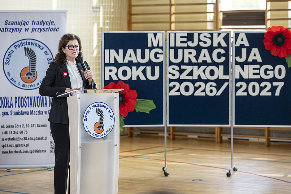 Miejska Inauguracja Roku Szkolnego 2026/2027. Prezydent Gdańska przemawia przy mównicy.