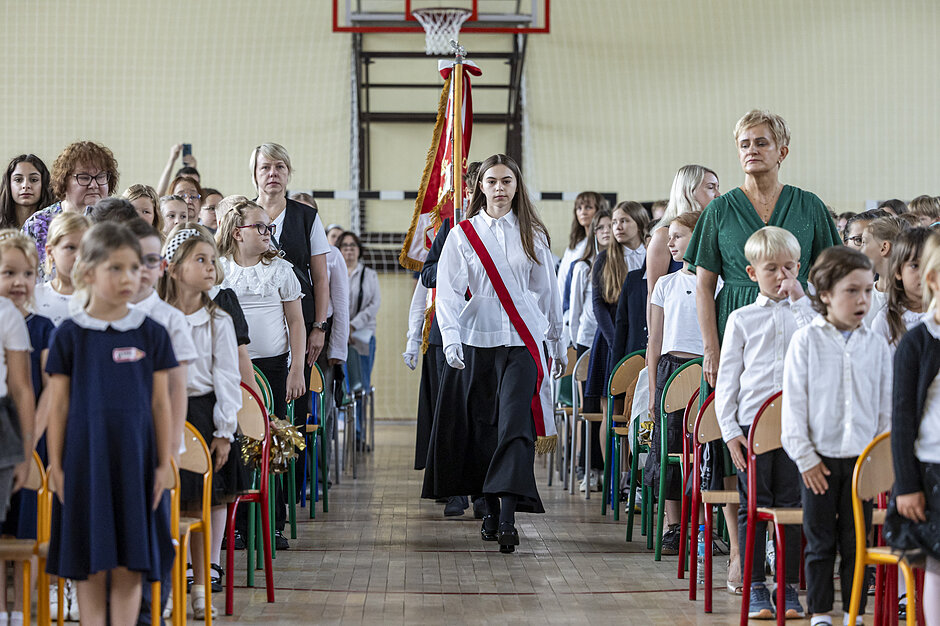 Miejska Inauguracja Roku Szkolnego 2026/2027. Na salę wchodzi reprezentacja niosąca sztandar szkoły.