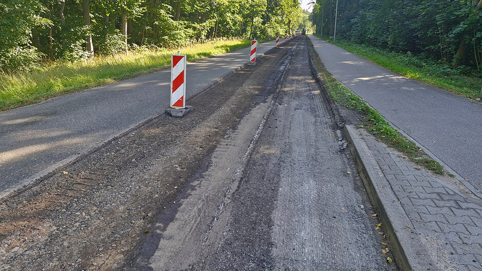 na zdjęciu zdjęty asfalt z połowy jezdni