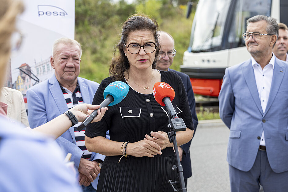 kobieta w średnim wieku mówi do mikrofonu