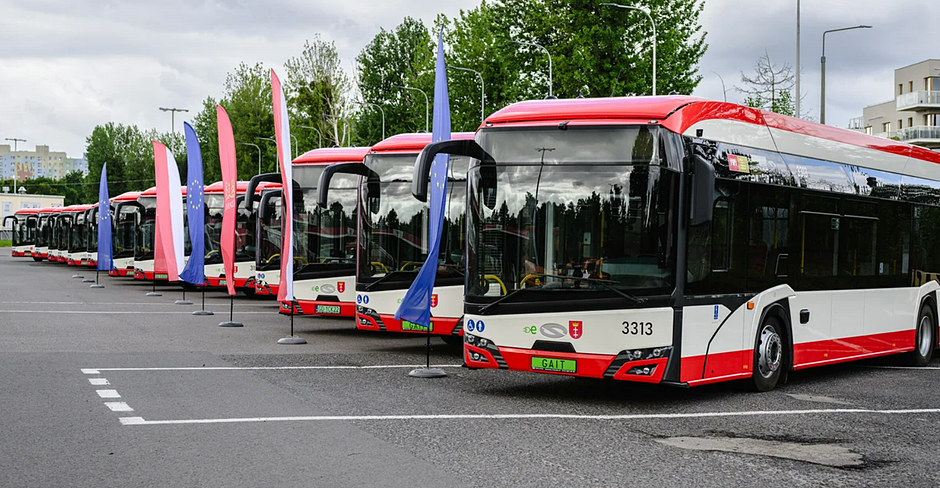 w jednym rzędzie stoi kilkanaście kremowo czerwonych autobusów komunikacji miejskiej