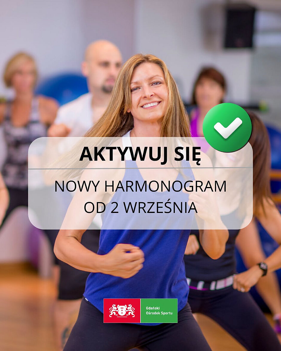 plakat reklamujący udział w zajęciach aktywuj się w Gdańsku, na pierwszym planie jedna uczestniczka - w stroju sportowym - za nią więcej kobiet. na środku napis Aktywuj się w Gdańsku . Nowy harmonogram od 2 września