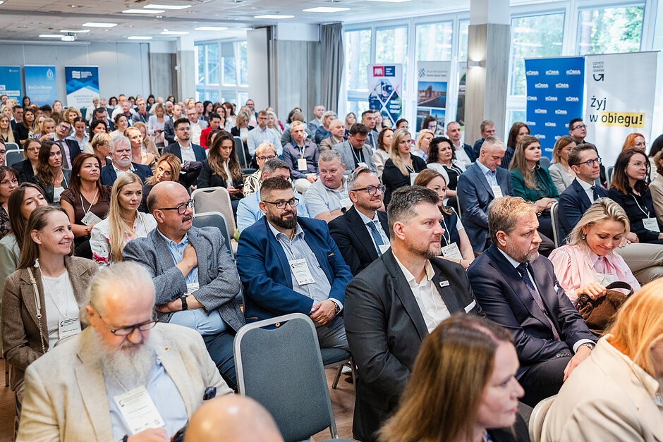 Sala konferencyjna wypełniona ludźmi.