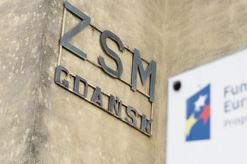 Zdjęcie budynku ZSM w Gdańsku. Obok tabliczka informująca o funduszach europejskich.