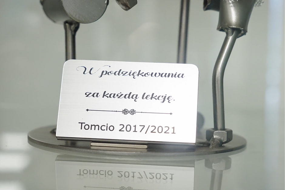 Zdjęcie podziękowania za naukę (figurki) wręczonej przez ucznia 